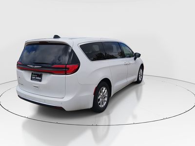 2024 Chrysler Pacifica — photo 7 view