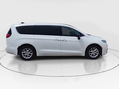 2024 Chrysler Pacifica — photo 8 view