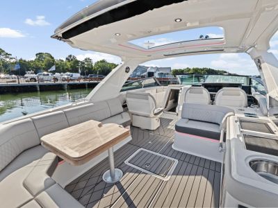 2025 Sea Ray SLX 400 Outboard - Photo 15