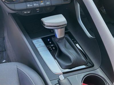2025 Hyundai Elantra — photo 13 view