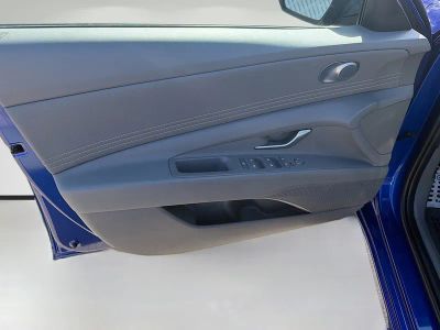 2025 Hyundai Elantra — photo 17 view