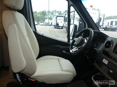 2026 Winnebago Navion - Photo 8