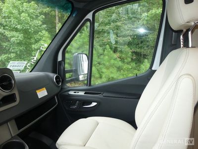 2026 Winnebago Navion - Photo 11