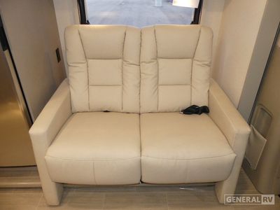2026 Winnebago Navion - Photo 14