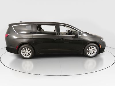 2023 Chrysler Pacifica — photo 8 view