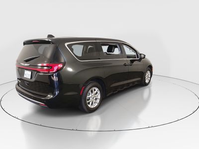 2023 Chrysler Pacifica — photo 7 view