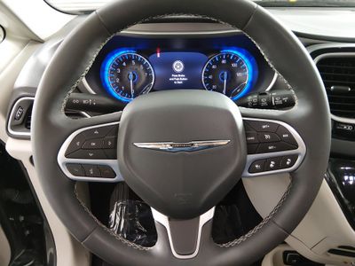 2023 Chrysler Pacifica — photo 12 view