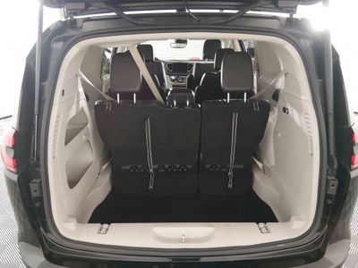 2023 Chrysler Pacifica — photo 11 view