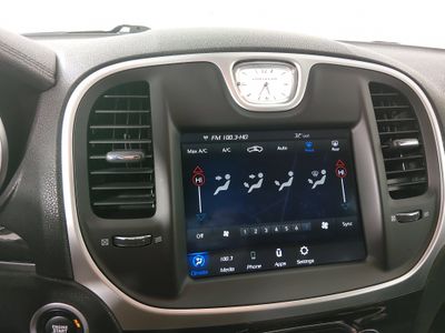 2022 Chrysler 300 - Photo 17