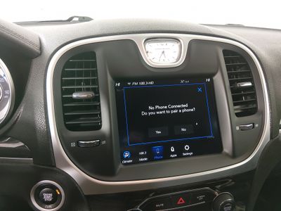 2022 Chrysler 300 - Photo 18