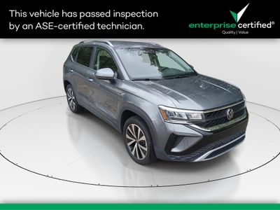 2022 Volkswagen Taos SE 4MOTION — front three-quarter view