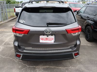 2017 Toyota Highlander - Photo 8