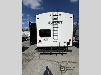 2016 CrossRoads RV SUNET TRAIL — engine compartment view