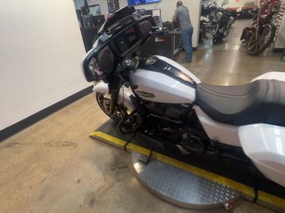 2025 Harley-Davidson FLHX - Street Glide — engine compartment view