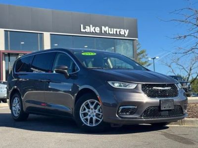 2023 Chrysler Pacifica Touring L in Granite Crystal Metallic Clearcoat — front three-quarter view