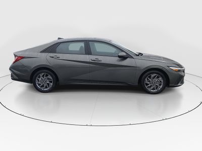 2024 Hyundai Elantra — photo 8 view