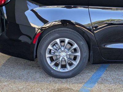2026 Chrysler Pacifica — photo 9 view