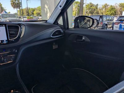 2026 Chrysler Pacifica — photo 14 view