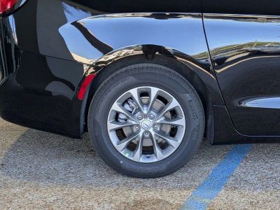2026 Chrysler Pacifica — photo 8 view