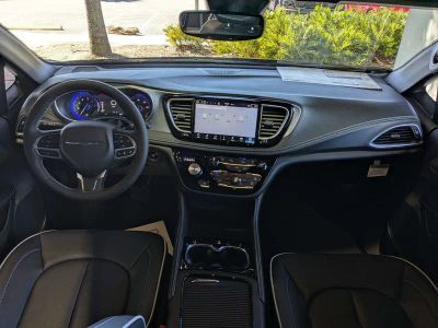 2026 Chrysler Pacifica — photo 12 view