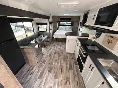 2024 Venture RV Stratus - Photo 3