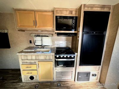 2019 Coachmen Catalina Trail Blazer — engine compartment view