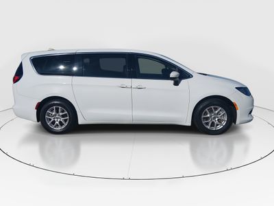 2023 Chrysler Voyager - Photo 8