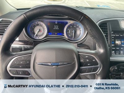 2022 Chrysler 300 - Photo 6
