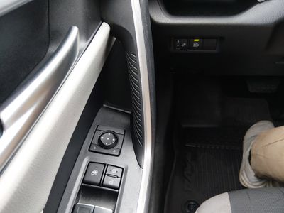 2025 Toyota RAV4 - Photo 13