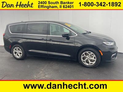 2024 Chrysler Pacifica Limited in Diamond Black — front three-quarter view