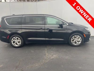 2024 Chrysler Pacifica — side profile view
