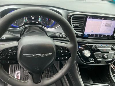 2025 Chrysler Pacifica — photo 14 view