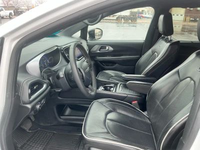 2025 Chrysler Pacifica — photo 9 view