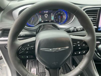 2025 Chrysler Pacifica — photo 13 view