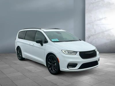 2025 Chrysler Pacifica — photo 8 view