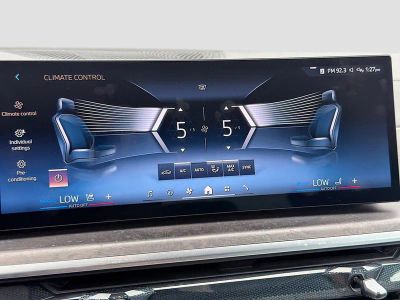 2025 BMW X5 — photo 32 view