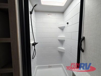 2025 Ember RV E-Series - Photo 32