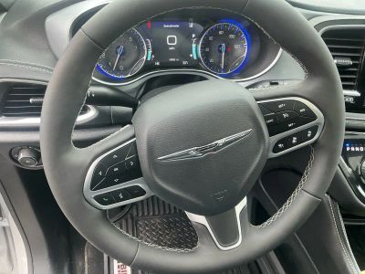 2026 Chrysler Pacifica — photo 13 view