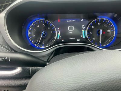 2026 Chrysler Pacifica — photo 10 view