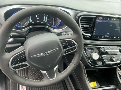2026 Chrysler Pacifica — photo 14 view