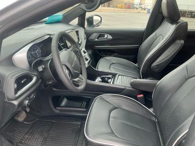 2026 Chrysler Pacifica — photo 9 view