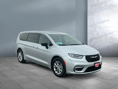 2026 Chrysler Pacifica — photo 8 view