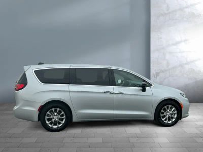2026 Chrysler Pacifica — photo 7 view