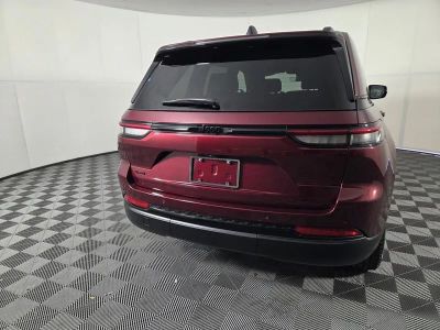 2025 Jeep Grand Cherokee — engine compartment view