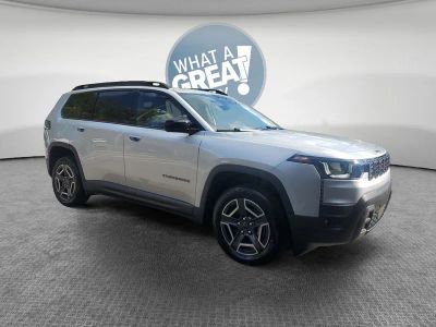 2026 Jeep Cherokee CHEROKEE LIMITED 4X4 in Silver Zynith Clear-Coat Exterior Paint — front three-quarter view