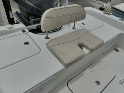 2008 HydraSports Bay Bolt 23 — engine compartment view