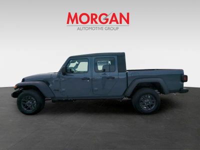 2026 Jeep Gladiator — photo 8 view