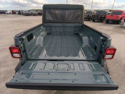 2026 Jeep Gladiator — photo 14 view