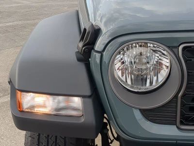 2026 Jeep Gladiator — photo 10 view