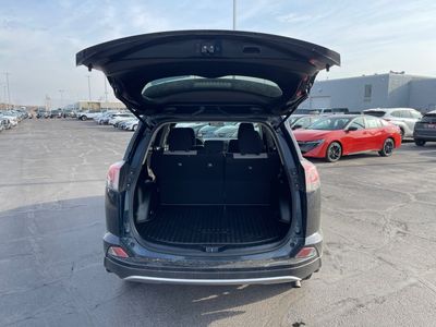 2018 Toyota RAV4 — photo 18 view